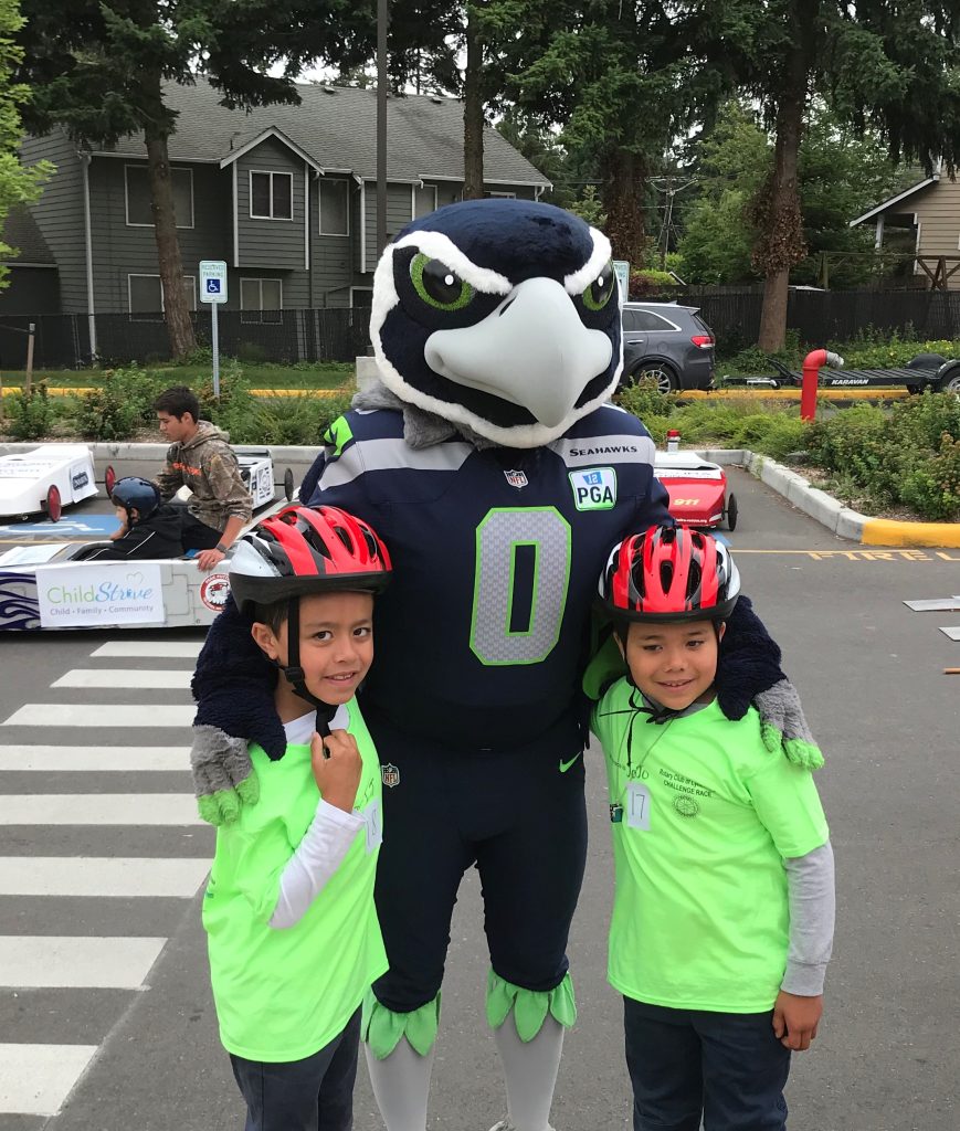 Lynnwood Times photo by Luke Putvin. Blitz of the Seattle Seahawks with participants at the Lynnwood Rotary Challenge Race on June 22.