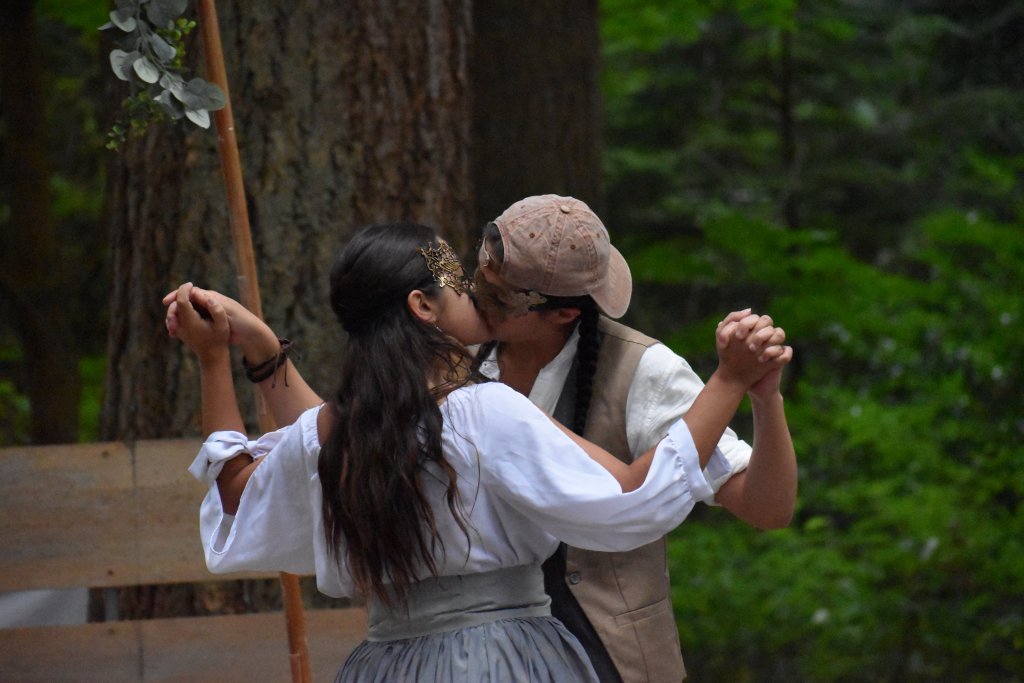 Lynnwood Times photo by Luke Putvin. Lexi Chipman as Juliet and Sofía Raquel Sánchez as Romeo at Lynndale Park for the July 17 performance of Romeo and Juliet by Wooden O.