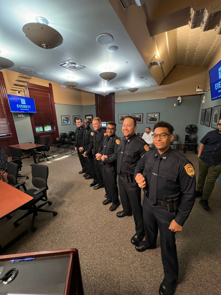 Mayor Franklin swears in six new Everett Police Officers Lynnwood Times