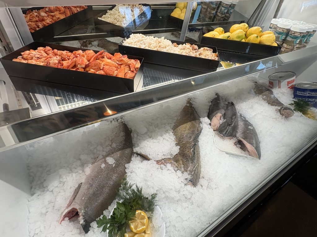 ◇Fish Market◇２２×２０×１５◇ ◇ Port of Everett cuts ribbon on new Net Shed Fish Market at