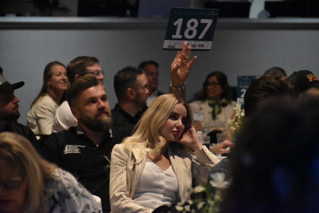 support 7 auction